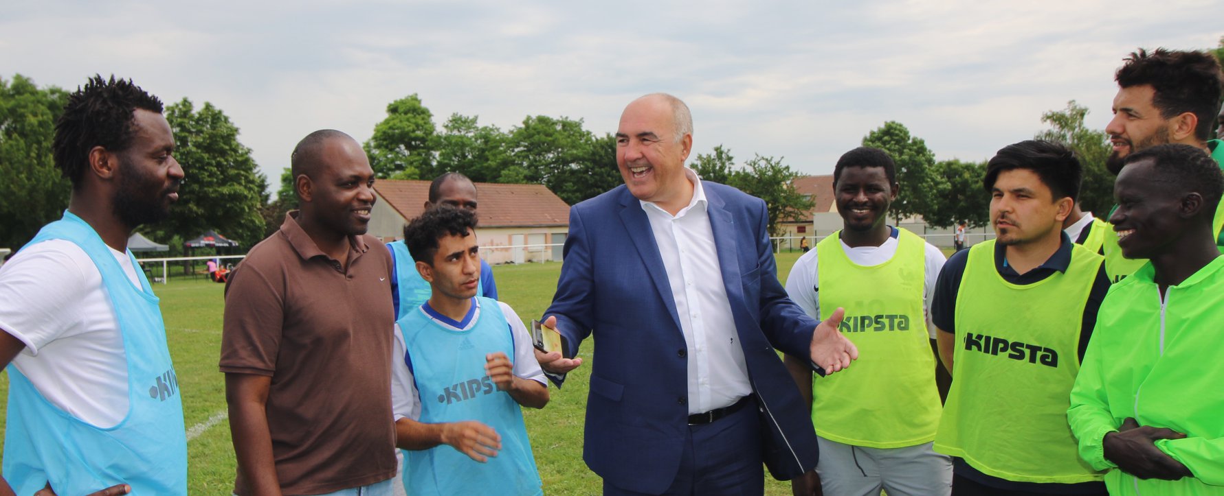 Tournois de foot réfugiés soissons Coallia avec le maire