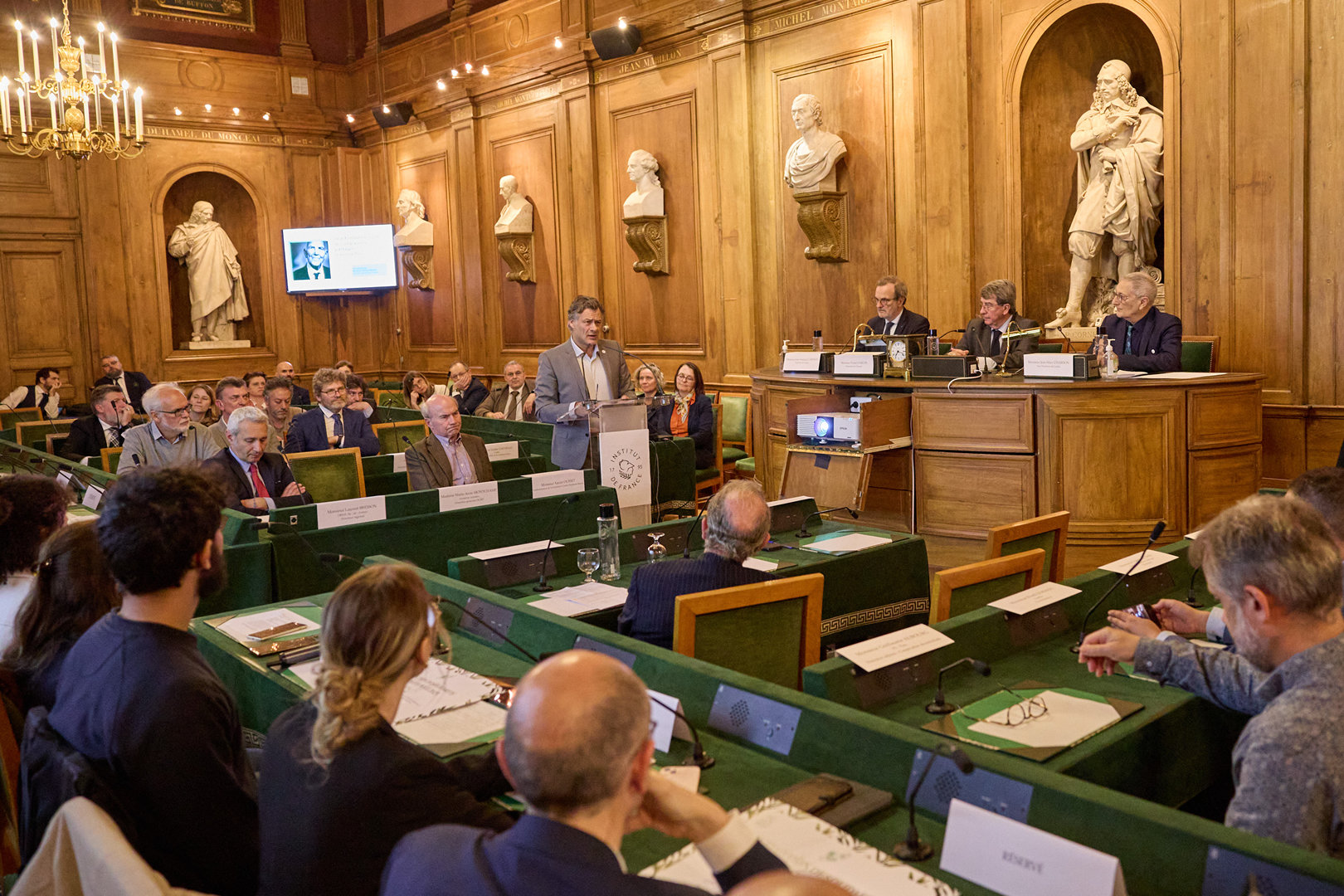 Belle illustration hier de l’engagement de Coallia lors de la remise des prix de la Fondation Stéphane Hessel à l’institut de France. Une rencontre inspirante avec des lauréats aussi engagés que déterminés à bâtir des réponses concrètes et innovantes aux besoins sociaux. Bravo à eux !