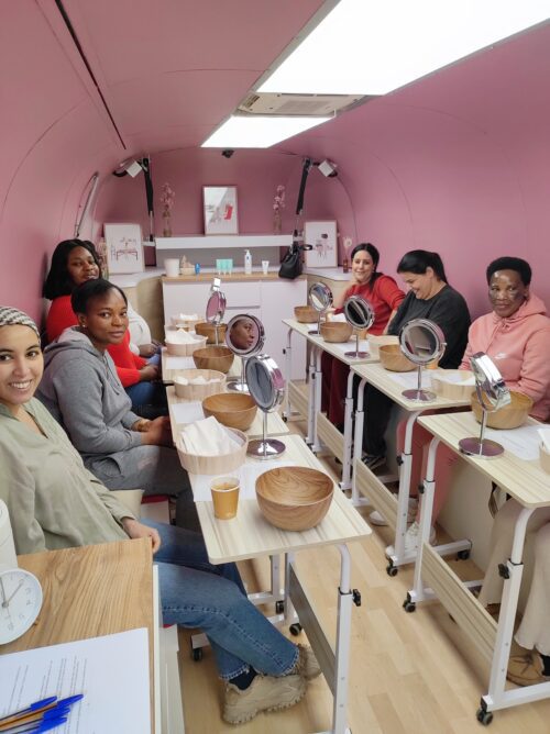 Petit moment de bien être pour quelques résidentes du CHRS Clichy au sein de la cabine de soin et de bien être itinérante de la Fondation L’Oréal.Merci à notre partenaire Banlieue Santé pour cette belle initiative.
