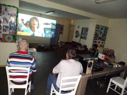 Un moment de détente avec une projection d’un film au sein de la pension de famille Coallia de St-Germain-En-Laye.