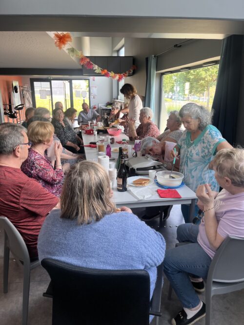 Espace Activ&Vous – TroyesLundi 13 mai : après-midi dansante et crêpe party pour les seniors de l’espace Activ&vous, un moment chaleureux qui a ravi gourmands et danseurs !