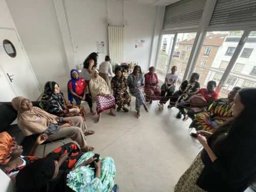 Les résidentes du Lima Netter ont célébré la fête des mères avec un atelier intitulé « Je suis une mère mais toujours une femme ».Un groupe de parole féministe pour discuter autour de la maternité.Nous remercions Dons Solidaires d’avoir accueilli notre projet et d’avoir offert des cadeaux.
