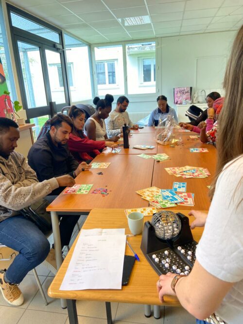 Animation Loto au CPH de Poitiers ! Sourires et entraide entre les résidents: une activité qui a permis de mêler jeu, compréhension orale avec l’écoute attentive des nombres tirés et repérage rapide sur la carte. Découverte pour certains, satisfaction d’avoir l’occasion d’y rejouer pour d’autres !