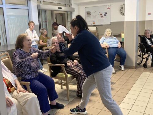 Initiation a la boxe, mardi 14 mai, en attendant l’arrivée des Jeux Olympiques 2024, atelier découverte autour du sport avec NEOSILVER. Pour débuter les entraînements: BOXE! Merci à Myriam, intervenante de la société NEOSILVER pour ce moment dynamique
