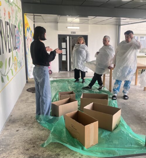 Résidence Vanier « Troyes »Sensibilisation au tri sélectif : fabrication des boîtes jaunesAnne, volontaire en service civique, a récemment initié une action ludique pour encourager le tri sélectif, avec des activités de collage et de peinture dans une atmosphère conviviale .