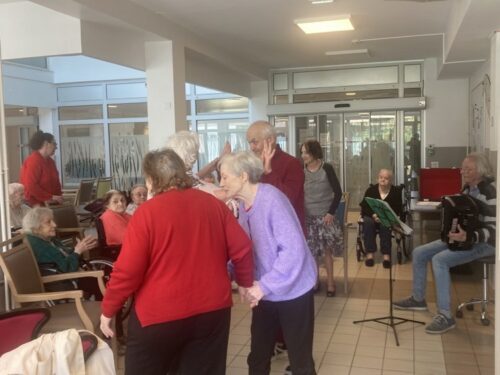 Accordéon à l’Ehpad Les Larris CoalliaLe 6 mai, M. Vandebeuque est venu nous rendre visite afin d’interpréter son répertoire d’accordéon. Accompagné de ses deux danseurs, ils ont pu animé cet après-midi sous le thème de la Guinguette.