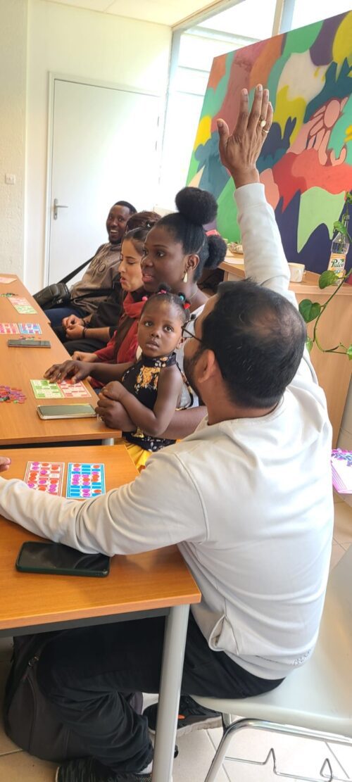 Animation Loto au CPH de Poitiers ! Sourires et entraide entre les résidents: une activité qui a permis de mêler jeu, compréhension orale avec l’écoute attentive des nombres tirés et repérage rapide sur la carte. Découverte pour certains, satisfaction d’avoir l’occasion d’y rejouer pour d’autres !