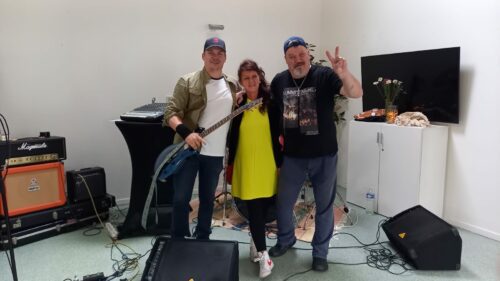 Journée résidence accueil de La Capelle : barbecue, jeux picards et concert de rock en présence de nos partenaires de la ville : les Restaurants du cœur, le centre social tac-tic animation ainsi que les voisins du quartier. Bonne humeur, sourire et partage étaient au rendez-vous !!!