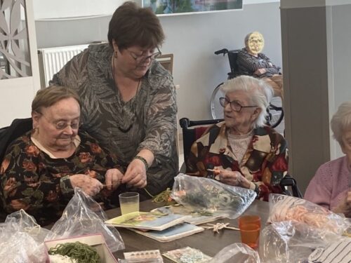 Association Les Fées du Fil à l’EHPAD les Larris, mercredi 22 mai Patricia & Christine bénévole de l’association sont venues pour un atelier de création porte clé cerf volant. Merci a elles pour leur idées afin de faire travailler la motricité fine des résidents