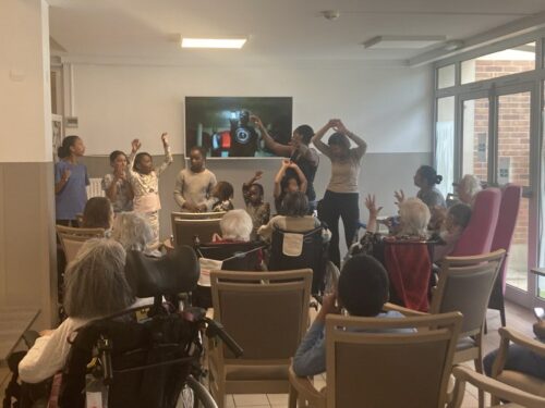Intergénération à Ehpad Les Larris Coalliale 15 mai, nous avons accueilli l’association Parenthèse et le CCAS de Breuillet pour un après-midi chant, karaoké danse.. un moment en toute simplicité qui fait du bien.Merci à Angélique (animatrice de Parenthèse), Marie Launet CCAS Breuillet, aux parents