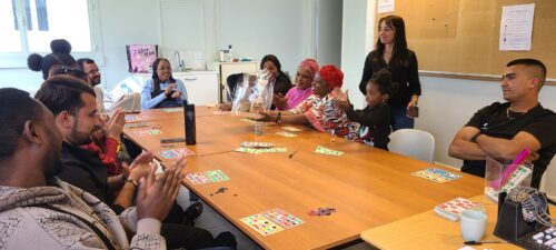 Animation Loto au CPH de Poitiers ! Sourires et entraide entre les résidents: une activité qui a permis de mêler jeu, compréhension orale avec l’écoute attentive des nombres tirés et repérage rapide sur la carte. Découverte pour certains, satisfaction d’avoir l’occasion d’y rejouer pour d’autres !