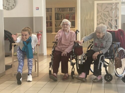 Initiation a la gymmardi 28 mai, en attendant l’arrivée des Jeux Olympiques 2024, atelier découverte autour du sport avec Neosilver. Seconde étape des entraînements: GYM! Merci à Anne, intervenante gym douce de la société NEOSILVER pour ce moment de souplesse!