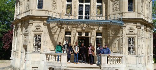 Les résidents de la pension de famille de Saint-Germain-en-Laye profitent d’une belle journée au château de Monte-Cristo.