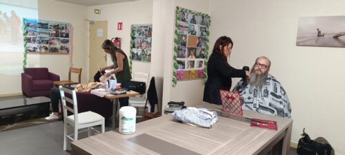 Ce 31 mai, la pension de famille de Saint-Germain-en-Laye est en fête à l’occasion de la SNPF. Une esthéticienne et une coiffeuse travaillent sur l’estime de soi en lien avec le thème de la santé choisi par Coallia. Super après-midi partagé avec les résidents.
