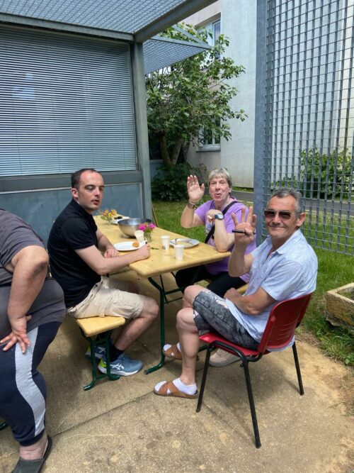 Le 05 juin, les résidents de la pension de famille de la Blaiserie ont participé à la fête de l’été avec les autres dispositifs  (CADA/CPH/Résidence Sociale). Ils ont partagé des moments conviviaux tels que tournoi de pétanque, molky, foot, danse, maquillage. Riche partage culturel et culinaire