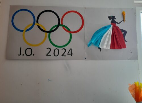 L’accueil de jour de Saint Cheron clôture sa première semaine olympique. Au programme: relais de la flamme, tir à l’arc, jeux de lancer, jeux de palets