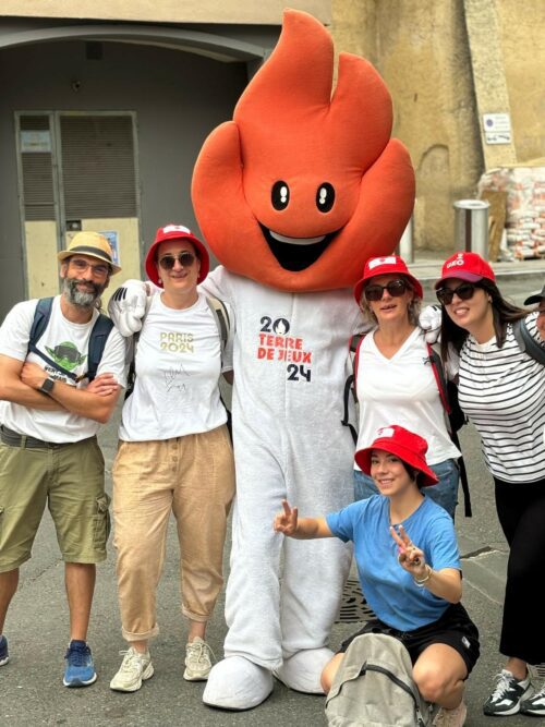 Le 19 juin, à l’occasion du passage de la Flamme Olympique à Apt,  l’IME Coallia Tourville a participé aux festivités. Moment  partagé avec l’Aptésien Michaël GUIGOU, Star du handball, qui a allumé le chaudron olympique (35 titres nationaux, 3 médailles d’or aux J.O. et de nombreux autres titres).