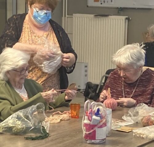 atelier avec Association  Les Fées du FilLe 19 juin, nous avons accueilli Patricia Laurent & Christine pour un atelier création suspensions. Créativité, motricité fine, bonne humeur au rendez-vous.