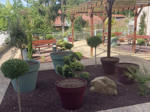 Continuité des travaux embellissement  côté jardin Ehpad Les Larris CoalliaDes espaces dédiés et adaptés aux résidents pour profiter du magnifique travail de l’équipe @Jardins de la maison blanche.