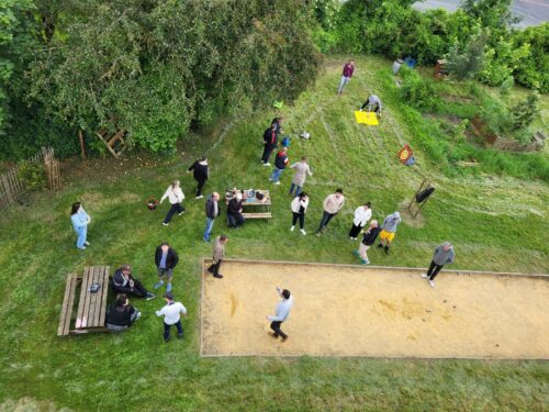 Le 28 mai, la pension de famille de La Blaiserie à Poitiers était en fête à l’occasion de la SNPF. Un tournoi de pétanque inter-pensions de famille a été organisé, super journée partagée avec les résidents.