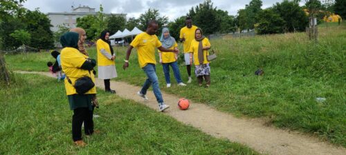 A l’occasion de la journée mondiale des réfugiés, les BPI accompagnés par Coallia dans la Vienne se sont retrouvés autour d’un temps sportif et festif au city park de Bel-Air à Poitiers.Au programme de cette édition 2024 : matinée dédiée aux Olympiades, pique-nique et démonstration de Slam.