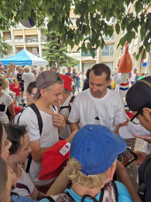 Le 19 juin, à l’occasion du passage de la Flamme Olympique à Apt,  l’IME Coallia Tourville a participé aux festivités. Moment  partagé avec l’Aptésien Michaël GUIGOU, Star du handball, qui a allumé le chaudron olympique (35 titres nationaux, 3 médailles d’or aux J.O. et de nombreux autres titres).