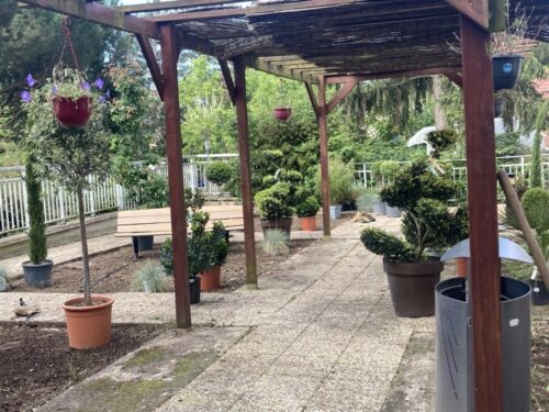 Création du Jardin thérapeutique Ehpad Les Larris. Depuis le 10 juin, en collaboration avec @les jardins de la maison blanche, la création du jardin thérapeutique financé par le CNR.Merci à @Mikaël Veillon, Mathieu Bourlier et à leur équipe pour leur implication face à ce projet.