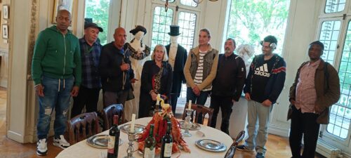 Les résidents de la pension de famille de Saint-Germain-en-Laye profitent d’une belle journée au château de Monte-Cristo.