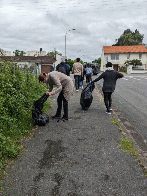 Marche verte et collecte des déchets, organisées par nos services civiques en mission pour la sensibilisation à la sobriété énergétique, dans le quartier Bel-Air de Poitiers avec les résidents de la RS, du CPH et du CADA.