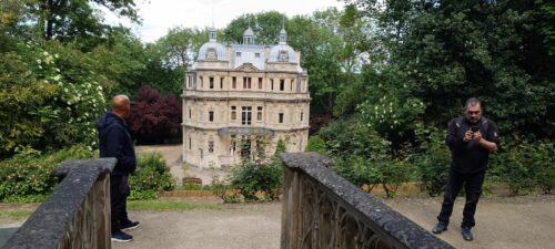 Les résidents de la pension de famille de Saint-Germain-en-Laye profitent d’une belle journée au château de Monte-Cristo.