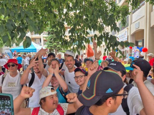 Le 19 juin, à l’occasion du passage de la Flamme Olympique à Apt,  l’IME Coallia Tourville a participé aux festivités. Moment  partagé avec l’Aptésien Michaël GUIGOU, Star du handball, qui a allumé le chaudron olympique (35 titres nationaux, 3 médailles d’or aux J.O. et de nombreux autres titres).