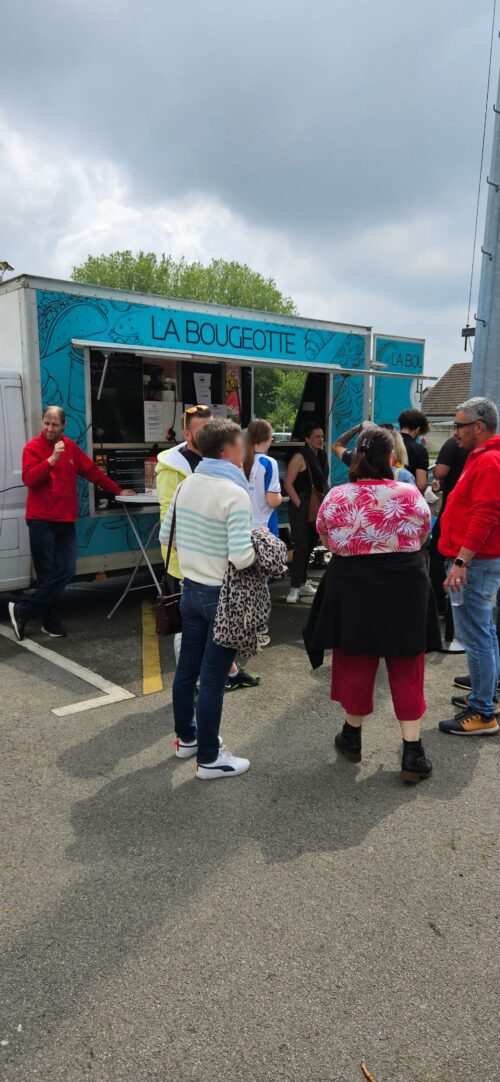 Le 21 juin, les salariés de l’UT Aisne étaient réunis pour une journée de cohésion sur le thème des olympiades.Après un repas servi par un Food Truck, tous ont pu participer à des activités diverses ( jeux picards, pétanque, tir à la corde…).Une excellente journée dans la bonne humeur.