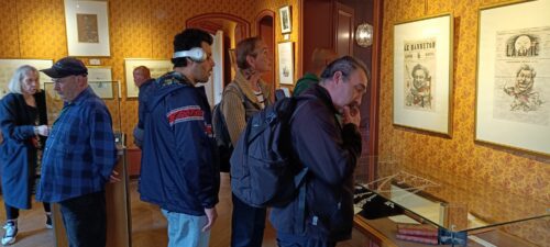 Les résidents de la pension de famille de Saint-Germain-en-Laye profitent d’une belle journée au château de Monte-Cristo.