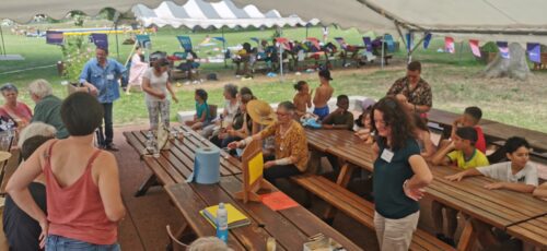 Belle journée de partage transgénérationnel à l’occasion du Mandela Day. Les enfants de l’accueil de loisirs de Paray-Vieille-Poste ont donné de leur temps pour des moments de partages avec nos usagers.Au programme palet breton, tire à l’arc, dégustation de miel local et remise de médailles.