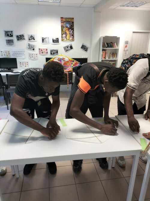 Le mardi 9 juillet 2024, nous avons réalisé le 1er atelier « création de cerfs-volants » dans les locaux du CAMNA 95 à Pontoise.Deux autres ateliers sont prévus avec le cervoliste Ludovic PETIT, avant la sortie annuelle à la plage de Fort Mahon. Une journée de détente et d’envole des cerfs volants.