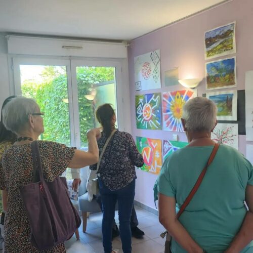 Le 25 juin, la plateforme de répit a eu le plaisir d’exposer les œuvres d’art réalisées par les aidants tout au long de l’année lors de l’atelier créativité animé par Hélène, notre psychologue. Aidants, aidés et nos partenaires du médico-social ont fait le déplacement pour soutenir cet événement.