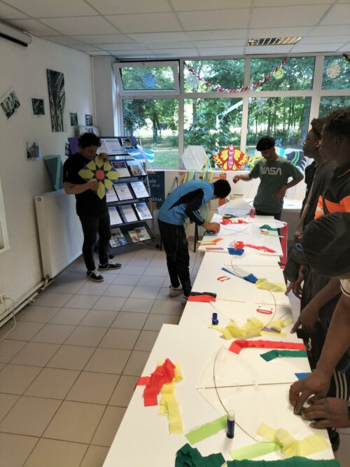 Le mardi 9 juillet 2024, nous avons réalisé le 1er atelier « création de cerfs-volants » dans les locaux du CAMNA 95 à Pontoise.Deux autres ateliers sont prévus avec le cervoliste Ludovic PETIT, avant la sortie annuelle à la plage de Fort Mahon. Une journée de détente et d’envole des cerfs volants.