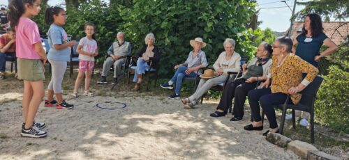 Belle journée de partage transgénérationnel à l’occasion du Mandela Day. Les enfants de l’accueil de loisirs de Paray-Vieille-Poste ont donné de leur temps pour des moments de partages avec nos usagers.Au programme palet breton, tire à l’arc, dégustation de miel local et remise de médailles.