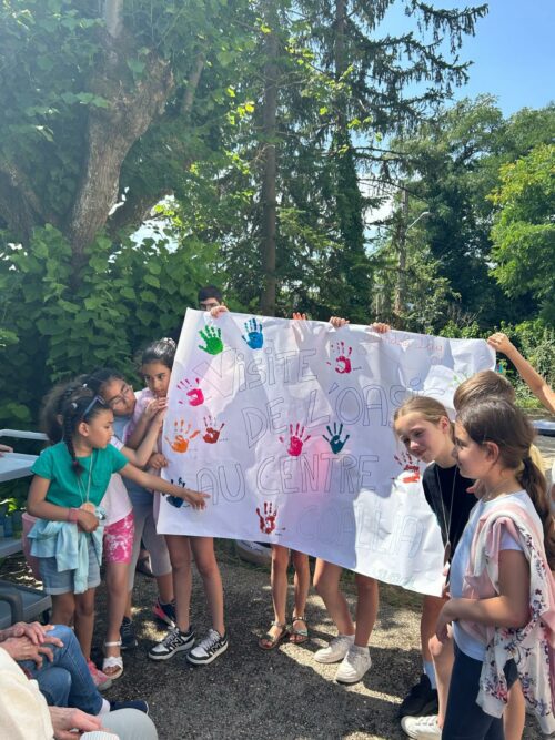 Belle journée de partage transgénérationnel à l’occasion du Mandela Day. Les enfants de l’accueil de loisirs de Paray-Vieille-Poste ont donné de leur temps pour des moments de partages avec nos usagers.Au programme palet breton, tire à l’arc, dégustation de miel local et remise de médailles.