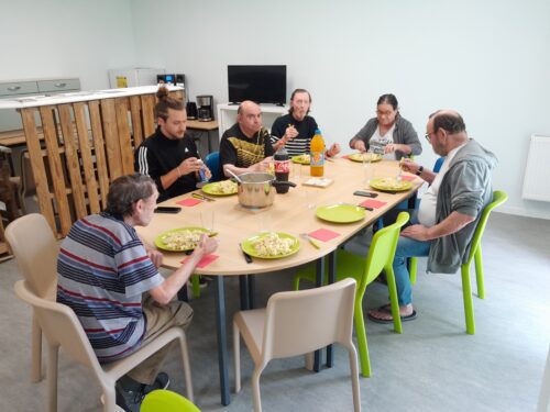 Premier atelier cuisine dans la nouvelle Pension Famille « Frida Kahlo » d’Essômes sur Marne organisé par Bruno et Romain. Au menu, poulet coco curry servi avec du riz ! Et pour finir, une onctueuse mousse au chocolat et une part de flan.