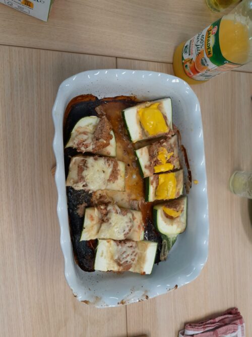 Encore une très agréable journée avec les résidents de Frida Kahlo avec la préparation d’un repas avec une salade de tomates, salade, des courgettes farcies, avec un morceau de brie et pour finaliser le repas des boules de glaces, vu les températures actuelles. Le repas s’est terminé, bien entendu.