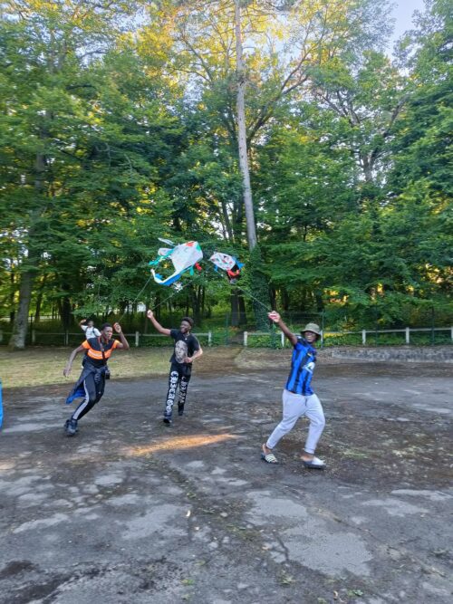 Le mardi 9 juillet 2024, nous avons réalisé le 1er atelier « création de cerfs-volants » dans les locaux du CAMNA 95 à Pontoise.Deux autres ateliers sont prévus avec le cervoliste Ludovic PETIT, avant la sortie annuelle à la plage de Fort Mahon. Une journée de détente et d’envole des cerfs volants.