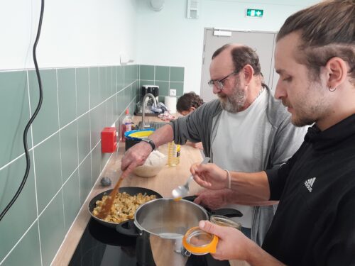 Premier atelier cuisine dans la nouvelle Pension Famille « Frida Kahlo » d’Essômes sur Marne organisé par Bruno et Romain. Au menu, poulet coco curry servi avec du riz ! Et pour finir, une onctueuse mousse au chocolat et une part de flan.
