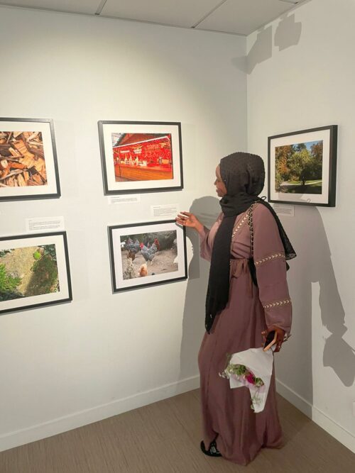 Depuis 09/2023, un groupe de 7 femmes accompagnées par l’HUDA 35 à Rennes participait à un atelier d’expression par la photographie en collaboration avec la photographe Anne Cécile Esteve. Le 27/06 a eu lieu le vernissage de l’exposition, elles racontent avec force un petit bout de qui elles sont.