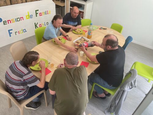 2ème atelier cuisine à la Pension de Famille Frida Kahlo d’Essômes sur marne ! Aujourd’hui, plus de 50 nems ont été préparé et en dessert une compote de pommes faites maison.