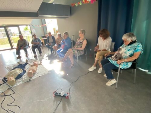 Espace Activ&Vous – Troyes / AFOCLes séniors du dispositif ont suivi une formation aux gestes de premiers secours.Pour certains, c’était un rappel, pour d’autres, une découverte. Cette journée studieuse a été riche en apprentissages et a renforcé leur confiance en cas d’urgence.