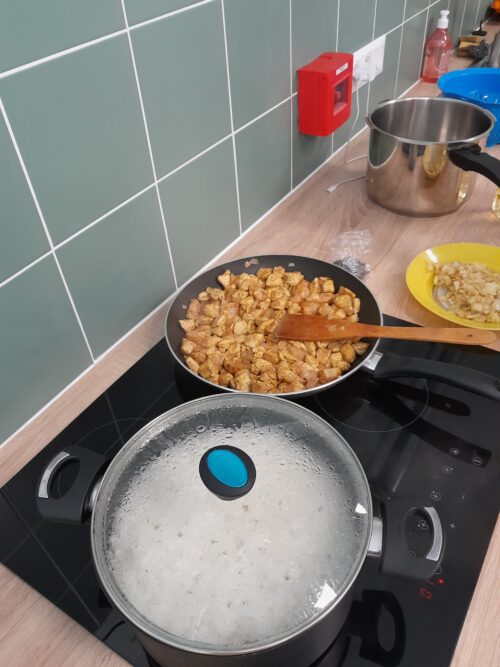 Premier atelier cuisine dans la nouvelle Pension Famille « Frida Kahlo » d’Essômes sur Marne organisé par Bruno et Romain. Au menu, poulet coco curry servi avec du riz ! Et pour finir, une onctueuse mousse au chocolat et une part de flan.