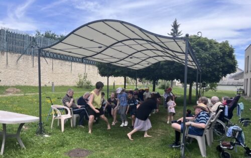 Le centre de loisir de Recey sur Ource partage un moment convivial avec les résidents de l EHPAD LACORDAIRE (21 ) Un moment où petits et grands partagent une danse chorégraphiée par l’association de la Compagnie des corps Silencieux. L’occasion d’inaugurer ce grand beau jardin aménagé  !