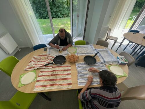 2ème atelier cuisine à la Pension de Famille Frida Kahlo d’Essômes sur marne ! Aujourd’hui, plus de 50 nems ont été préparé et en dessert une compote de pommes faites maison.