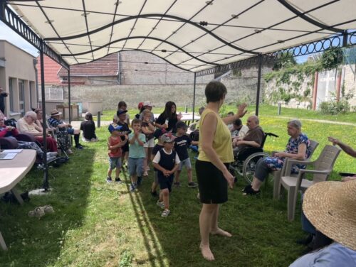 Le centre de loisir de Recey sur Ource partage un moment convivial avec les résidents de l EHPAD LACORDAIRE (21 ) Un moment où petits et grands partagent une danse chorégraphiée par l’association de la Compagnie des corps Silencieux. L’occasion d’inaugurer ce grand beau jardin aménagé  !